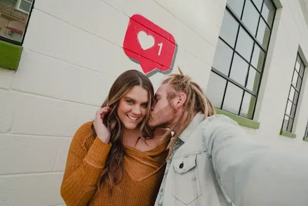 Couple-meeting-for-the-first-time-after-connecting-on-a-dating-app