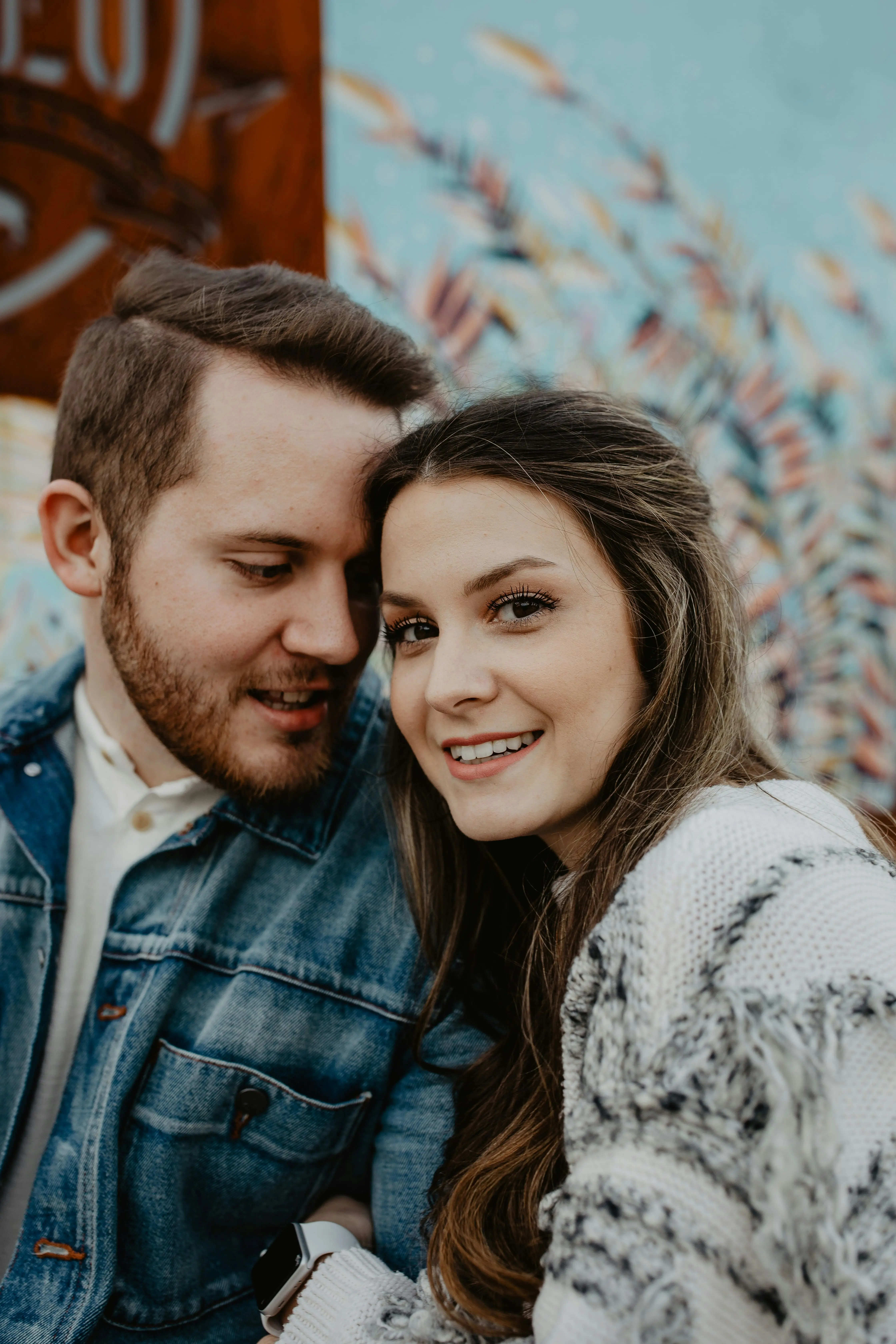 Couple-enjoying-a-relaxed-second-date-together-outdoors