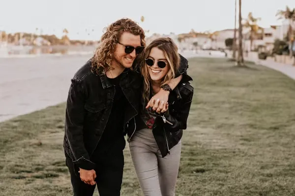 Couple-having-a-meaningful-conversation-while-dating